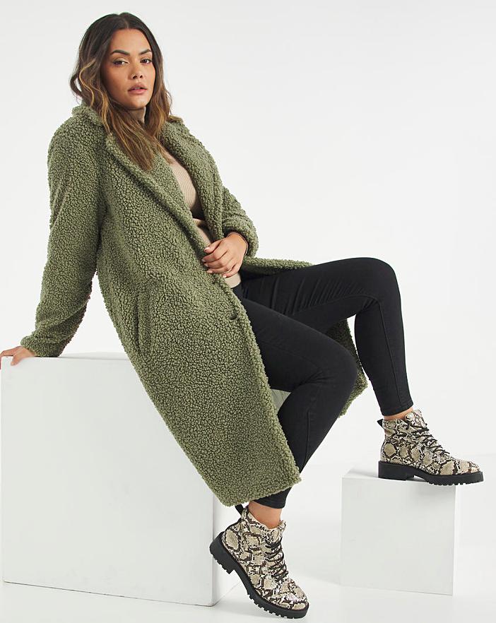 What Colours are Trendy For Plus Size Ladies For This Autumn-Winter Season?