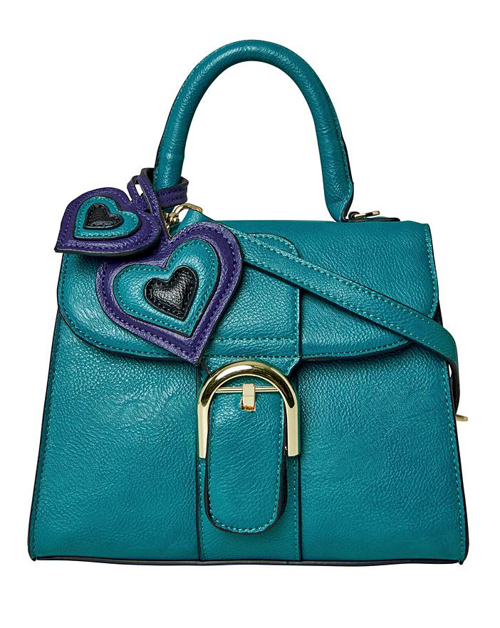 Create a Perfect Plus-Size Bow Adding the Right Bag and Shoes