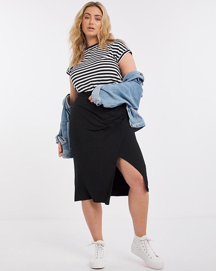 What Skirts Make the Plus-Size Ladies Look Slimmer?