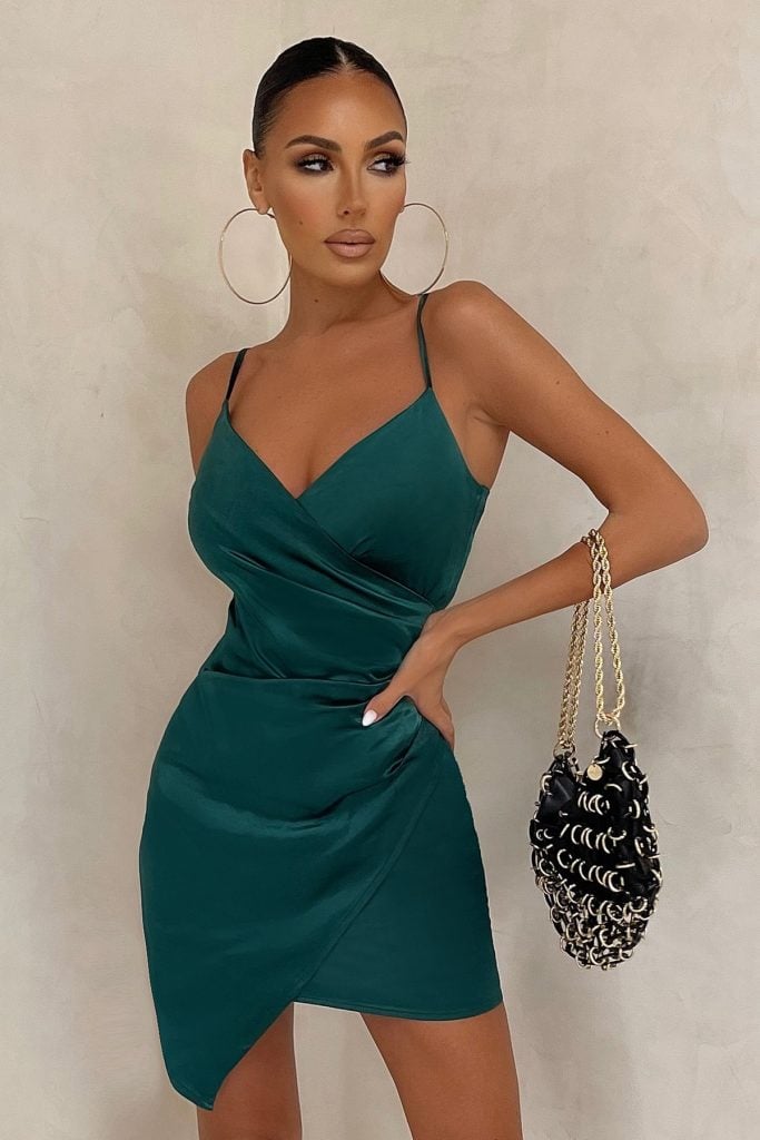 Glam Greens Dresses. How to Wear Such Bright Clothes?