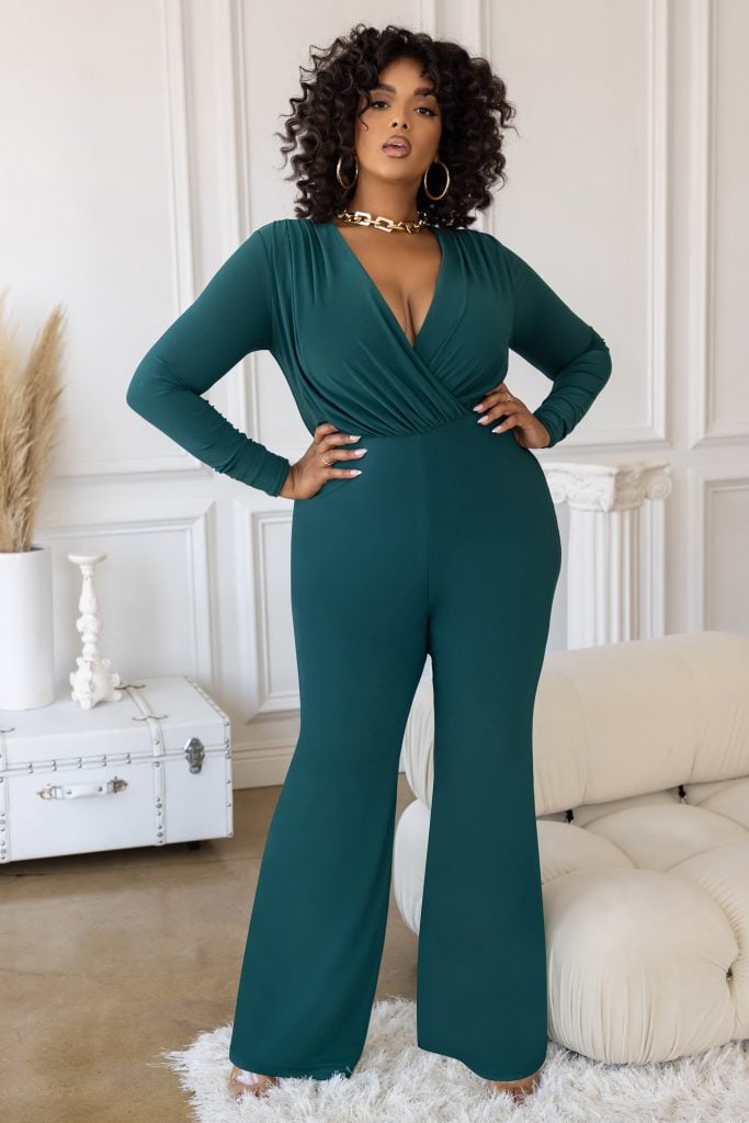 How to Choose and Wear a Wide-Leg Jumpsuit for Plus-Size Ladies?
