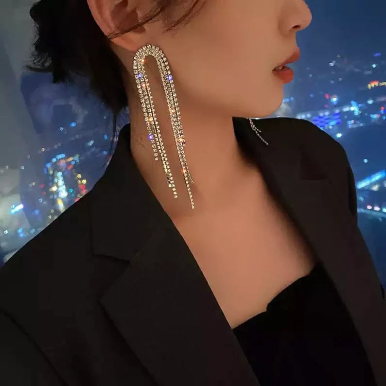 What are the Chandelier Earrings? How to Wear Them?