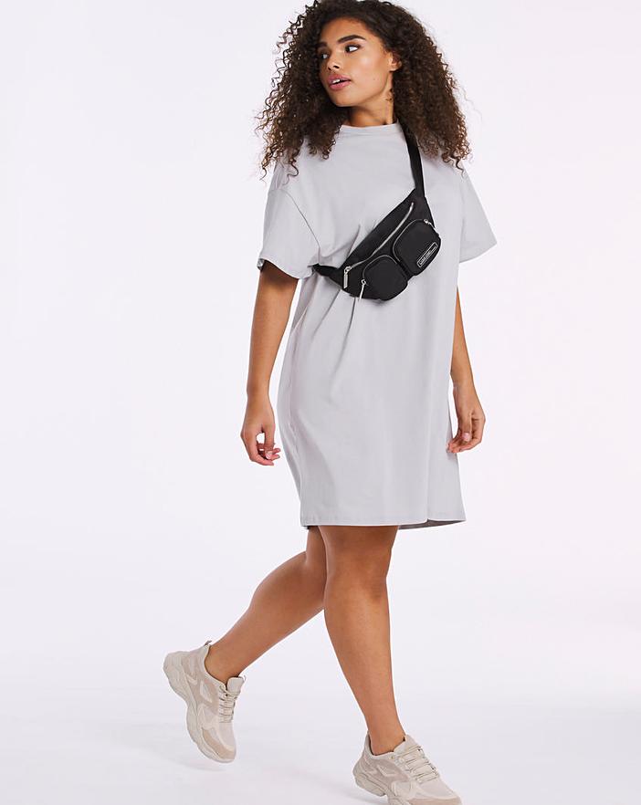 How Should Curvaceous Ladies Combine Dress and Sneakers?