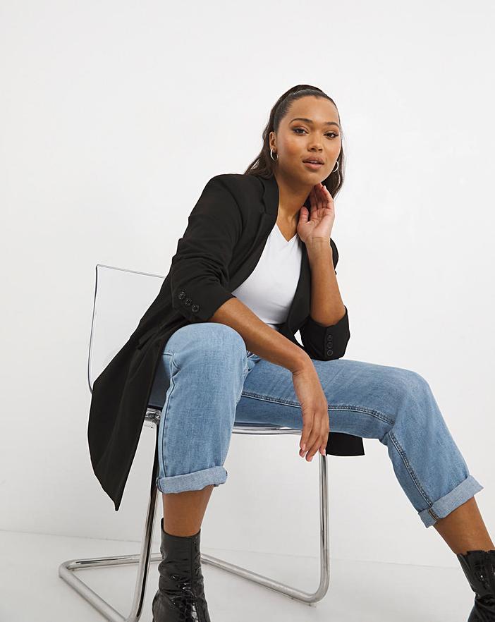Are You a Fan of French Style But Think It Won’t Fit the Plus-Size Beauty? You are Wrong