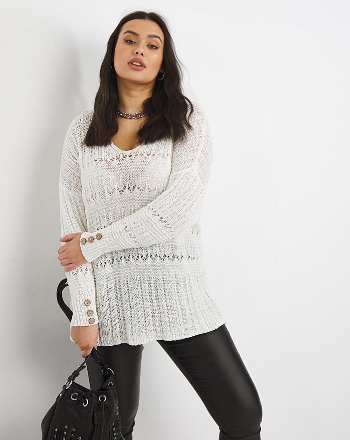 Curvy Girl’s Crochet Jumper. What are Its Peculiarities and How to Style It for Hot Season