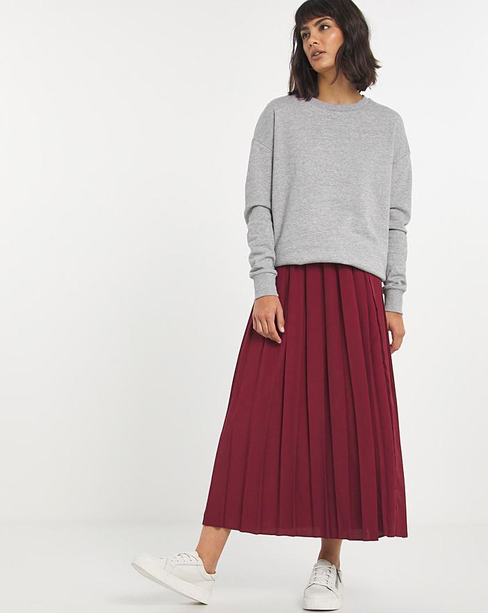 How You Can Improve Your Style Wearing a Pleated Skirt?