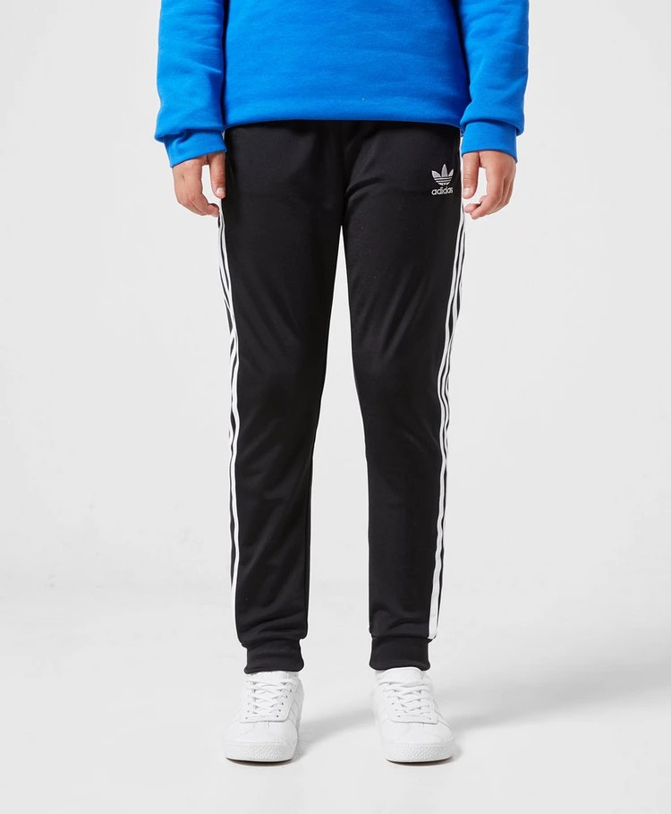 Why Getting Your Child a Waterproof Trousers Is Essential?